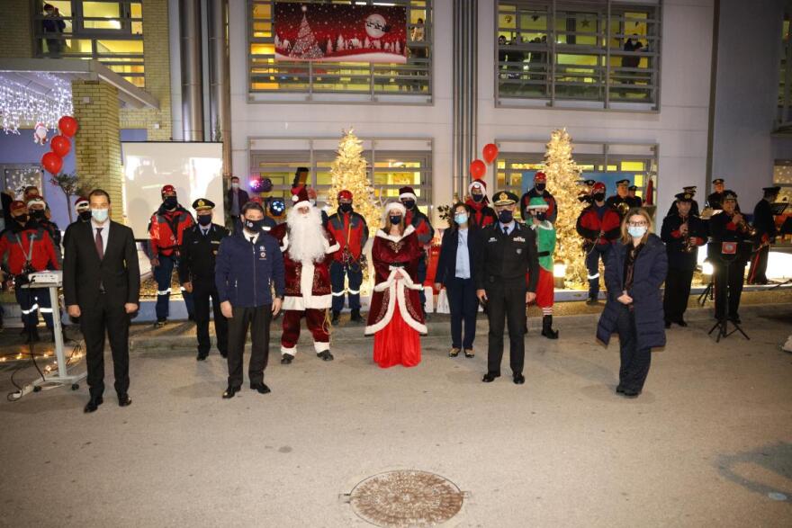 Οι πυροσβέστες ντύθηκαν... Αγιοβασίληδες και πήγαν δώρα στην Ογκολογική Μονάδα «Ελπίδα» 