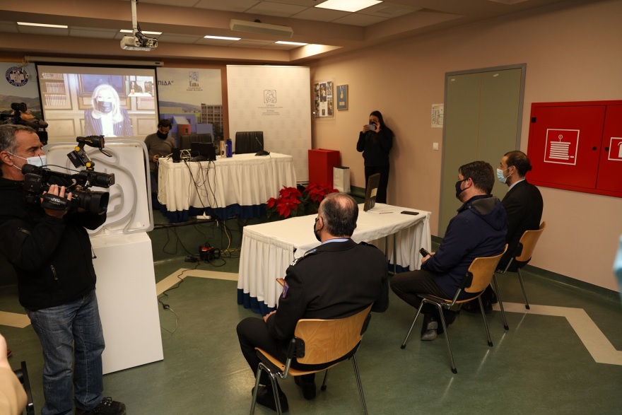 Οι πυροσβέστες ντύθηκαν... Αγιοβασίληδες και πήγαν δώρα στην Ογκολογική Μονάδα «Ελπίδα» 