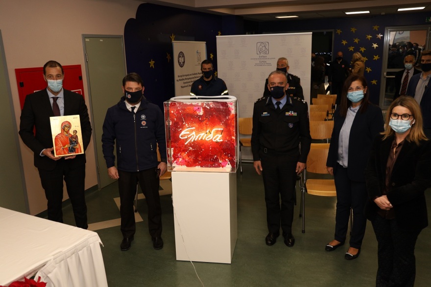 Οι πυροσβέστες ντύθηκαν... Αγιοβασίληδες και πήγαν δώρα στην Ογκολογική Μονάδα «Ελπίδα» 