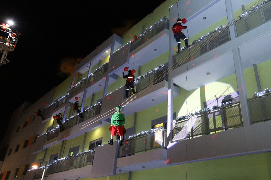 Οι πυροσβέστες ντύθηκαν... Αγιοβασίληδες και πήγαν δώρα στην Ογκολογική Μονάδα «Ελπίδα» 