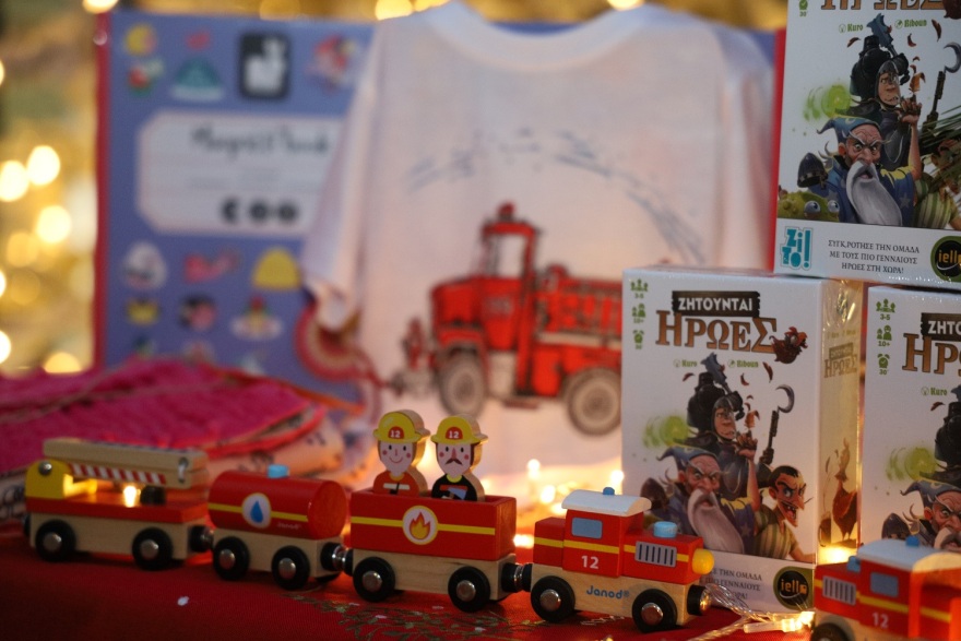 Οι πυροσβέστες ντύθηκαν... Αγιοβασίληδες και πήγαν δώρα στην Ογκολογική Μονάδα «Ελπίδα» 