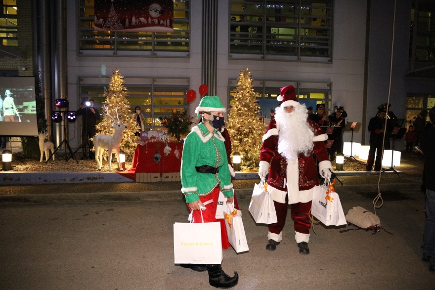 Οι πυροσβέστες ντύθηκαν... Αγιοβασίληδες και πήγαν δώρα στην Ογκολογική Μονάδα «Ελπίδα» 
