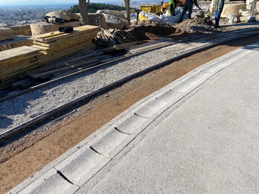 Αυτοψία Μενδώνη στην Ακρόπολη - Άμεσα σωστικά για το μνημείο του Αγρίππα