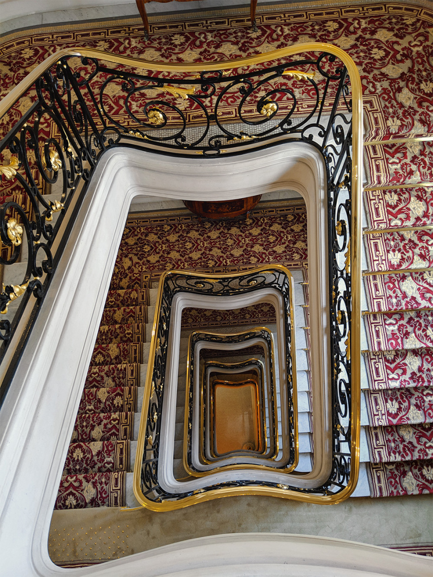 Το coffee table book του Γιώργου Ντάβλα: Θεατρικά θεματικά τραπέζια, με αναφορές σε 90 όπερες