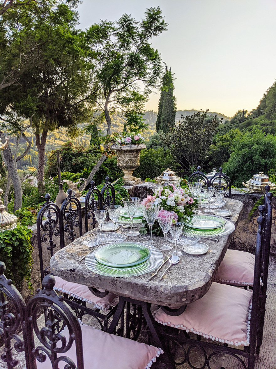 Το coffee table book του Γιώργου Ντάβλα: Θεατρικά θεματικά τραπέζια, με αναφορές σε 90 όπερες