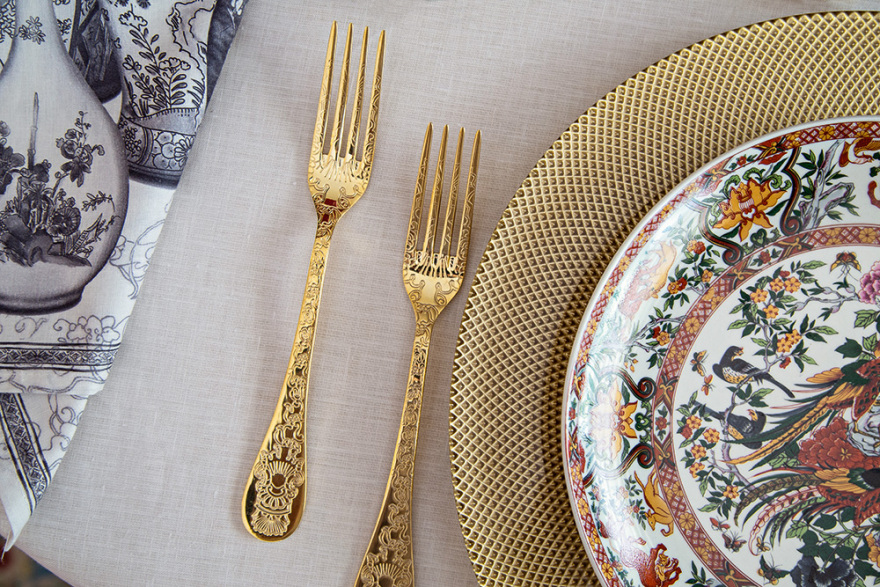 Το coffee table book του Γιώργου Ντάβλα: Θεατρικά θεματικά τραπέζια, με αναφορές σε 90 όπερες