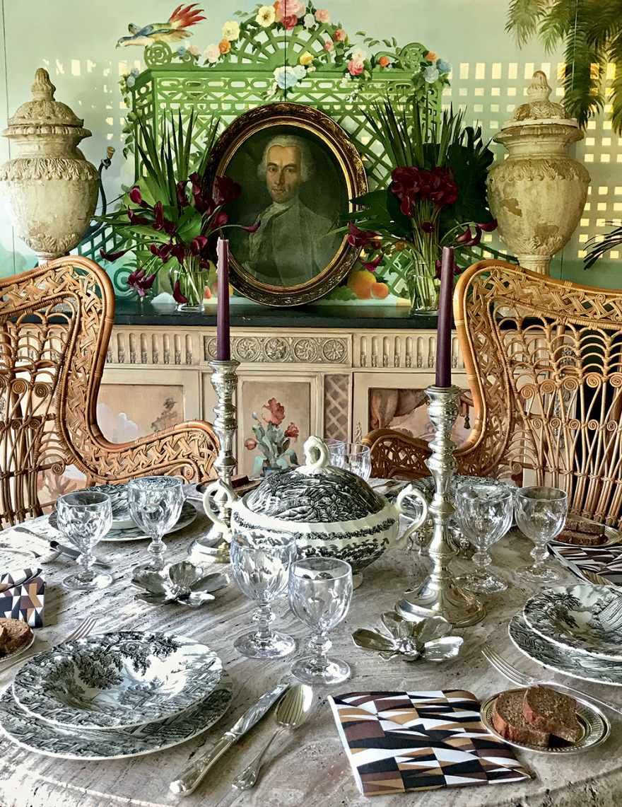 Το coffee table book του Γιώργου Ντάβλα: Θεατρικά θεματικά τραπέζια, με αναφορές σε 90 όπερες