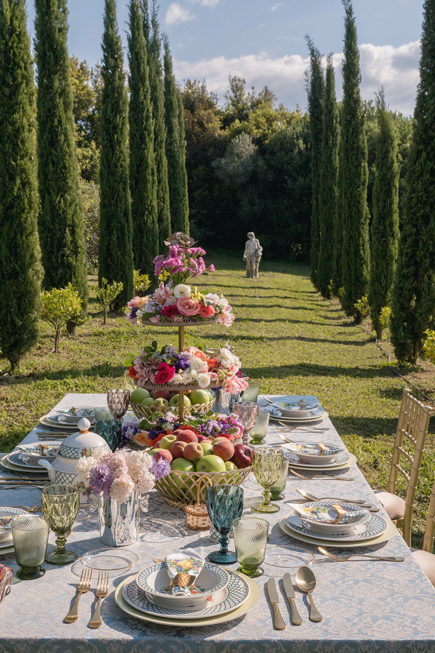 Το coffee table book του Γιώργου Ντάβλα: Θεατρικά θεματικά τραπέζια, με αναφορές σε 90 όπερες