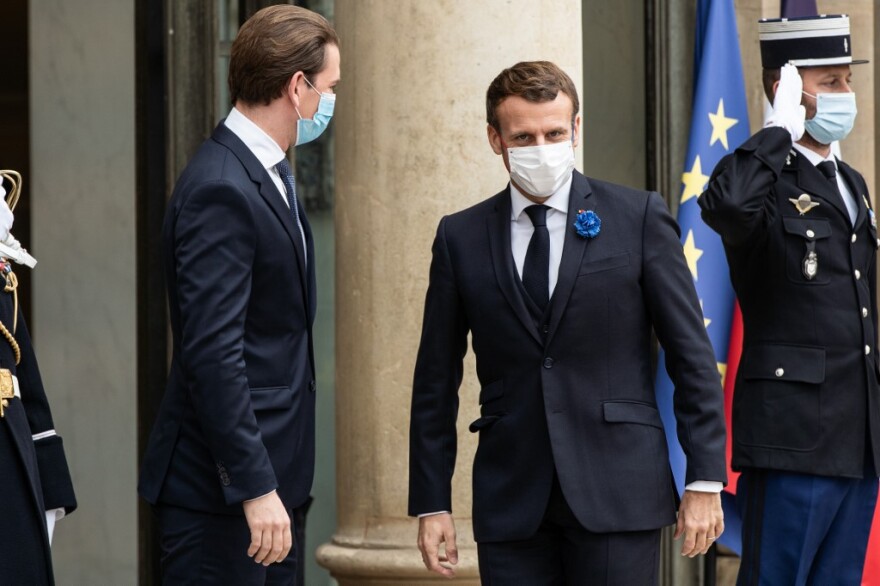 Κορωνοϊός - Εμανουέλ Μακρόν: Δείτε τους εναγκαλισμούς του με Ευρωπαίους ηγέτες πριν διαγνωσθεί θετικός