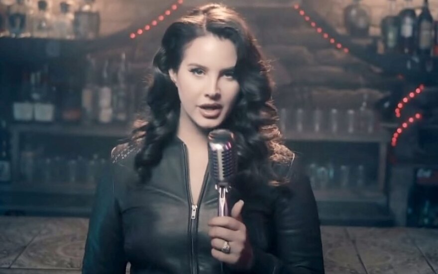 Lana Del Ray: Γνώρισε τον καλό της στα social media και τώρα αρραβωνιάστηκε