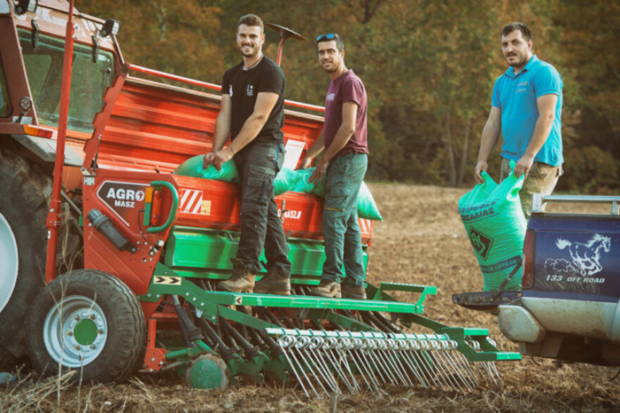 Οι σέξι αγρότες από τη Λάρισα επέστρεψαν και έφτιαξαν ημερολόγιο μαζί με σέξι αγρότισσες