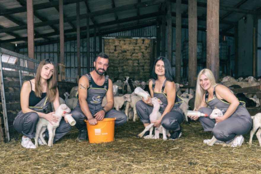 Οι σέξι αγρότες από τη Λάρισα επέστρεψαν και έφτιαξαν ημερολόγιο μαζί με σέξι αγρότισσες