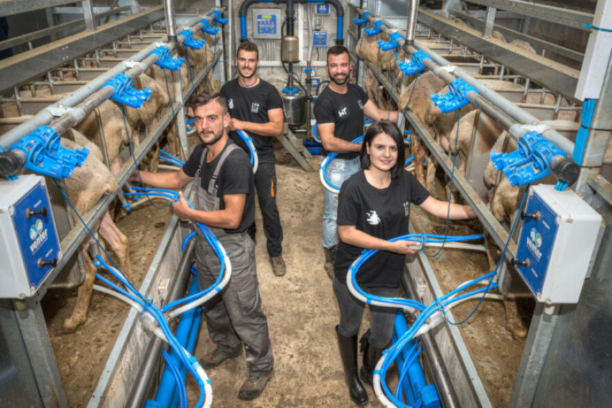 Οι σέξι αγρότες από τη Λάρισα επέστρεψαν και έφτιαξαν ημερολόγιο μαζί με σέξι αγρότισσες