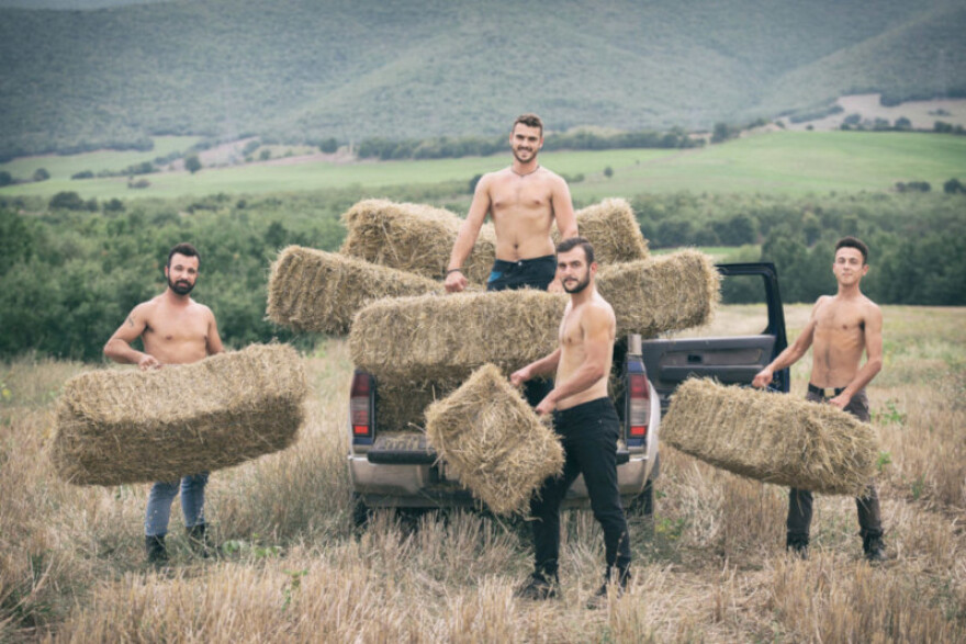 Οι σέξι αγρότες από τη Λάρισα επέστρεψαν και έφτιαξαν ημερολόγιο μαζί με σέξι αγρότισσες