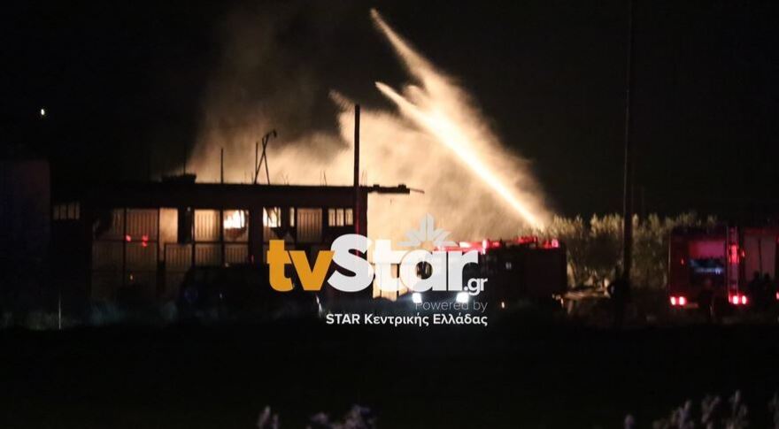 Δείτε βίντεο και φωτογραφίες: Χάος στη Λαμία -  Δύο τραυματίες από έκρηξη σε επιχείρηση με φιάλες υγραερίου