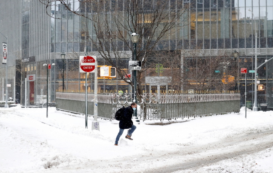 «Ντύθηκε» στα «λευκά» η Νέα Υόρκη - Χιονοθύελλα έπληξε τις βορειοανατολικές των ΗΠΑ