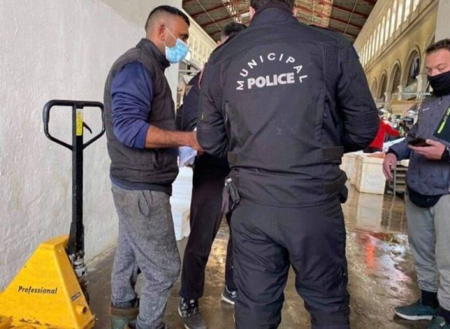 Βαρβάκειος αγορά: «Βροχή» τα πρόστιμα από αιφνιδιαστικούς ελέγχους της αστυνομίας 