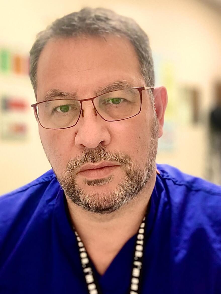 Κορωνοϊός: «Αστείες οι όποιες παρενέργειες του εμβολίου σε σχέση με τη διασωλήνωση» λέει Έλληνας γιατρός στη Βρετανία