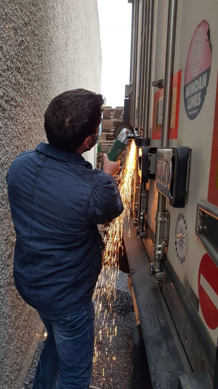 Χτύπημα της Αστυνομίας σε παράνομα εργοστάσια καπνού και τσιγάρων - Είχαν τυπογραφείο και στόλο φορτηγών