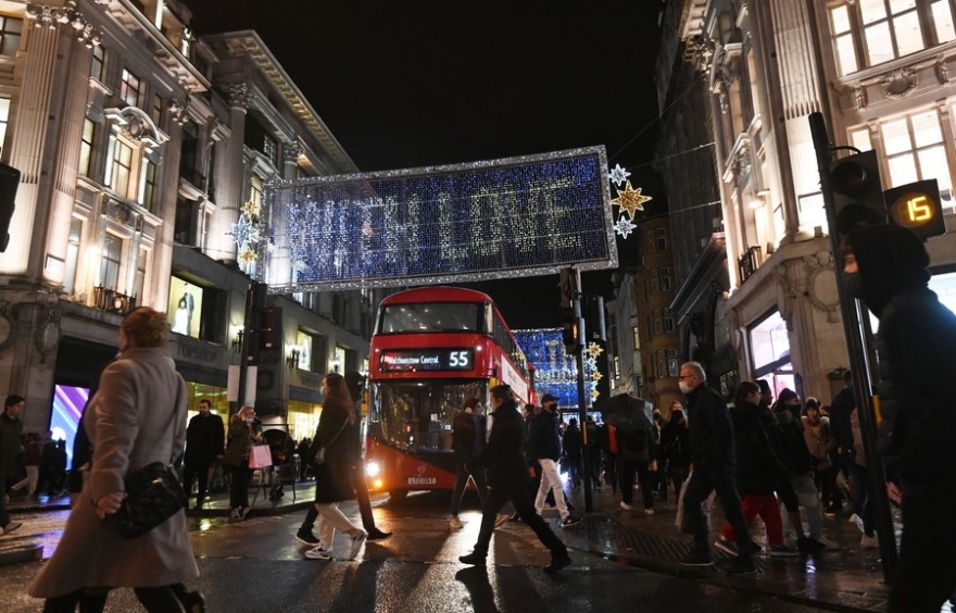 Κορωνοϊός - Βρετανία: Ουρές στο Λονδίνο μετά την ανακοίνωση του lockdown