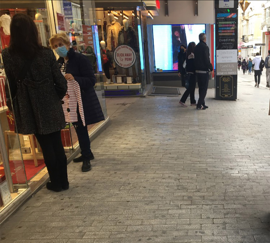 Lockdown - Κορωνοϊός: «Click away»... με φειδώ στην Ερμού - SMS 6 για βόλτα στην παραλία του Φλοίσβου