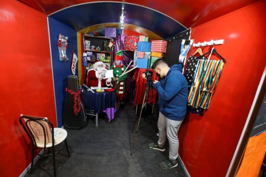 Ισπανία: Ο Άγιος Βασίλης συναντά με... βιντεομηνύματα τα παιδιά λόγω κορωνοϊού