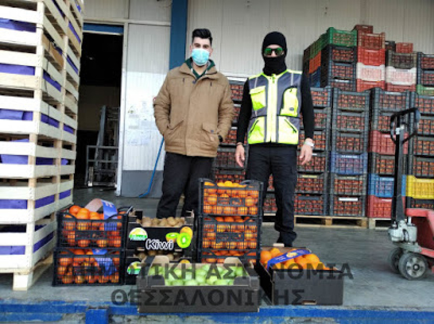 Θεσσαλονίκη: Η Δημοτική Αστυνομία μοιράζει τρόφιμα σε αστέγους