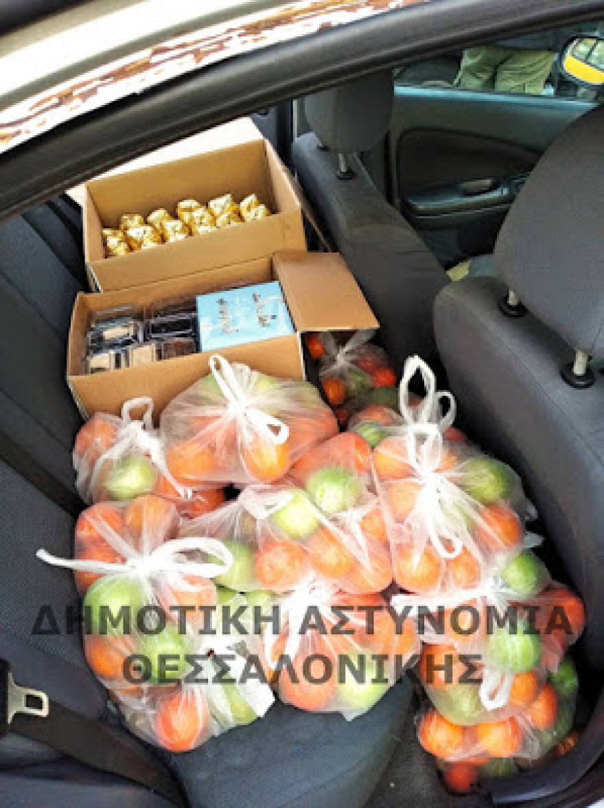Θεσσαλονίκη: Η Δημοτική Αστυνομία μοιράζει τρόφιμα σε αστέγους