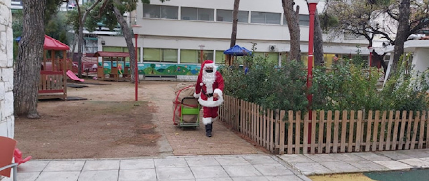 Μιμή Ντενίση: Εκτελεί χρέη βοηθού Άη Βασίλη - Δείτε φωτογραφίες