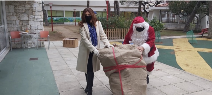 Μιμή Ντενίση: Εκτελεί χρέη βοηθού Άη Βασίλη - Δείτε φωτογραφίες