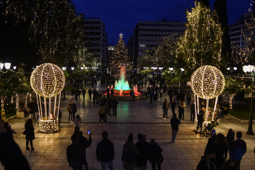 Πολίτες αψήφησαν το lockdown και βγήκαν βόλτα στο Σύνταγμα
