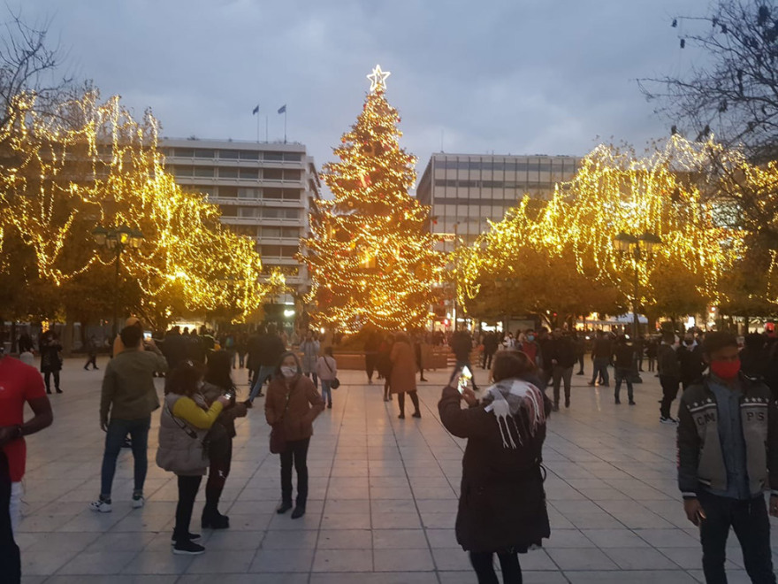 Πολίτες αψήφησαν το lockdown και βγήκαν βόλτα στο Σύνταγμα