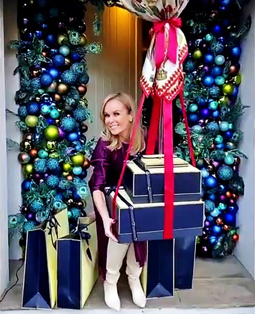 Η νέα μόδα των Χριστουγέννων: Οι σταρ στολίζουν εντυπωσιακά τις εισόδους τους 