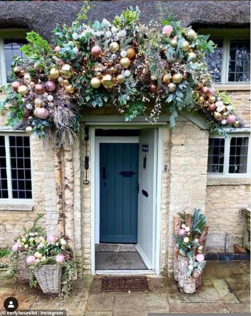 Η νέα μόδα των Χριστουγέννων: Οι σταρ στολίζουν εντυπωσιακά τις εισόδους τους 