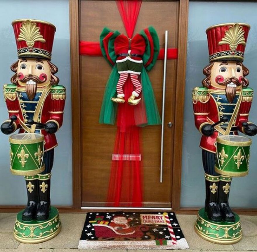 Η νέα μόδα των Χριστουγέννων: Οι σταρ στολίζουν εντυπωσιακά τις εισόδους τους 