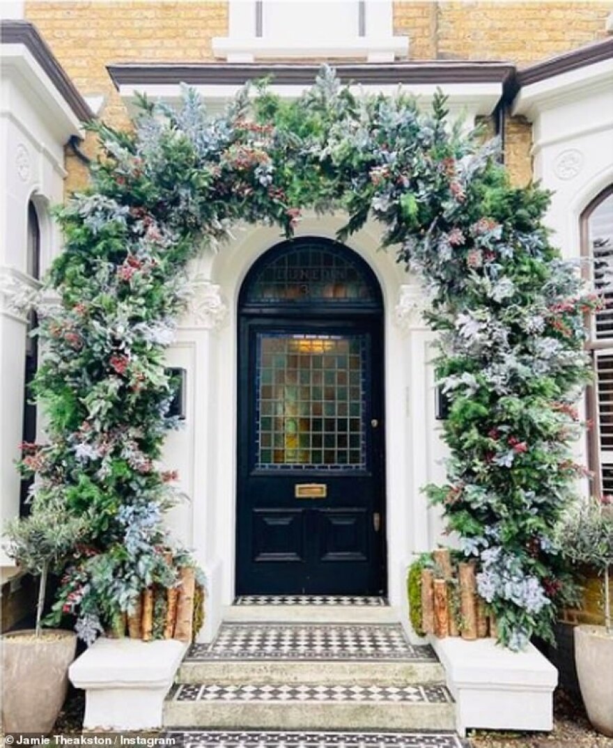 Η νέα μόδα των Χριστουγέννων: Οι σταρ στολίζουν εντυπωσιακά τις εισόδους τους 