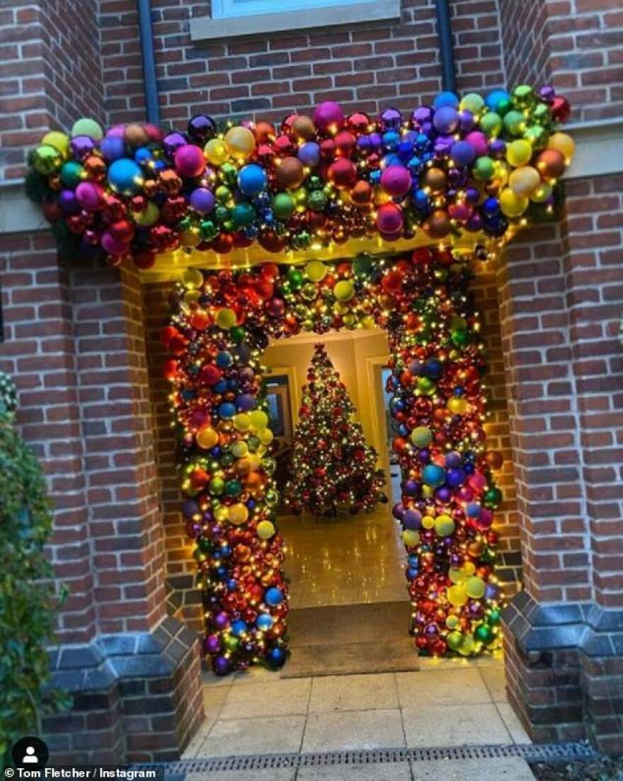 Η νέα μόδα των Χριστουγέννων: Οι σταρ στολίζουν εντυπωσιακά τις εισόδους τους 