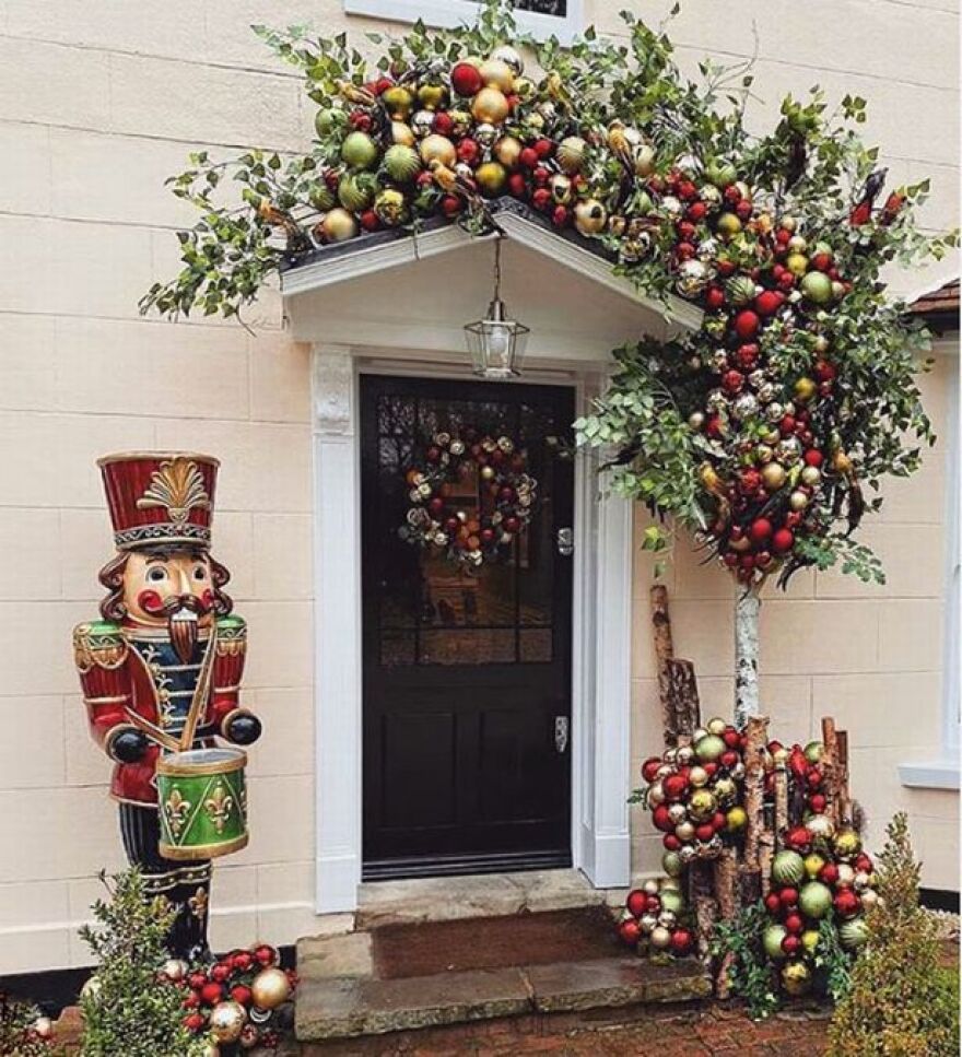 Η νέα μόδα των Χριστουγέννων: Οι σταρ στολίζουν εντυπωσιακά τις εισόδους τους 