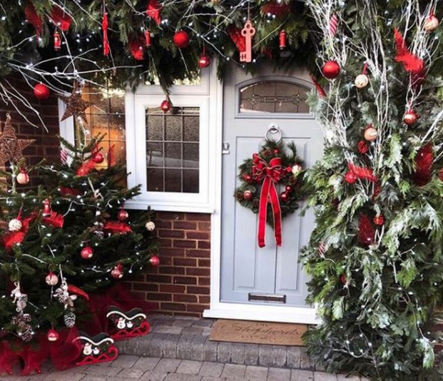 Η νέα μόδα των Χριστουγέννων: Οι σταρ στολίζουν εντυπωσιακά τις εισόδους τους 