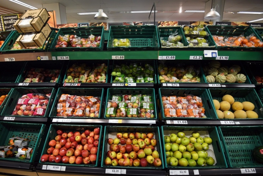 Βρετανία: «Τρέλα» από τις αγορές πανικού  - Τεράστιες ουρές στα σουπερμάρκετ (βίντεο)