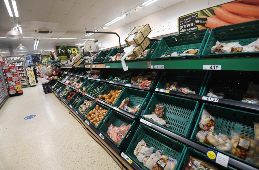 Βρετανία: «Τρέλα» από τις αγορές πανικού  - Τεράστιες ουρές στα σουπερμάρκετ (βίντεο)