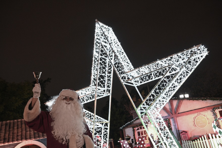 Φωταγωγήθηκε το χριστουγεννιάτικο δέντρο της Περιφέρειας Αττικής στο Πεδίο του Άρεως