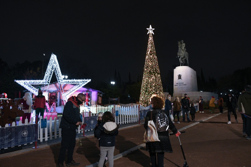 Φωταγωγήθηκε το χριστουγεννιάτικο δέντρο της Περιφέρειας Αττικής στο Πεδίο του Άρεως