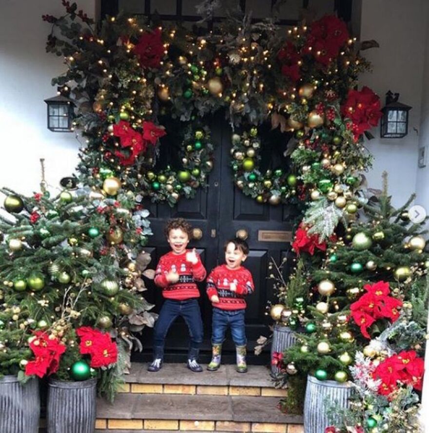 Η νέα μόδα των Χριστουγέννων: Οι σταρ στολίζουν εντυπωσιακά τις εισόδους τους 