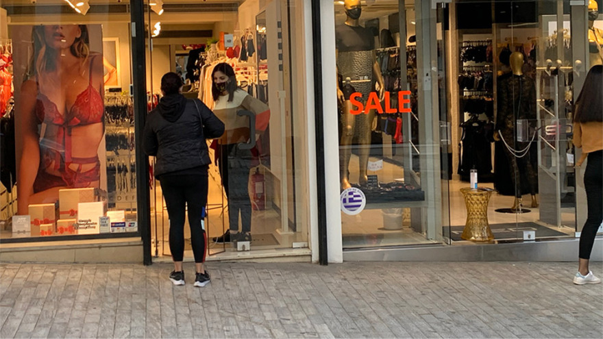 «Μουδιασμένη» η αγορά στην Ερμού - Επιφυλακτικοί οι μεγαλύτερης ηλικίας καταναλωτές με το click away