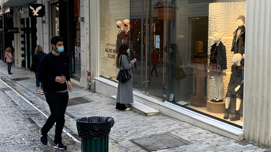 «Μουδιασμένη» η αγορά στην Ερμού - Επιφυλακτικοί οι μεγαλύτερης ηλικίας καταναλωτές με το click away