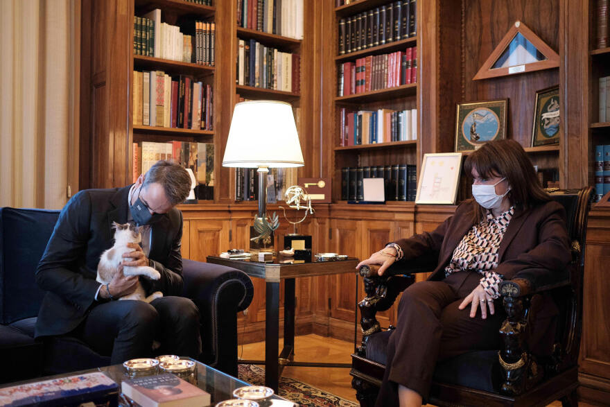 Όταν ο Μητσοτάκης γνώρισε τη γάτα της Σακελλαροπούλου 