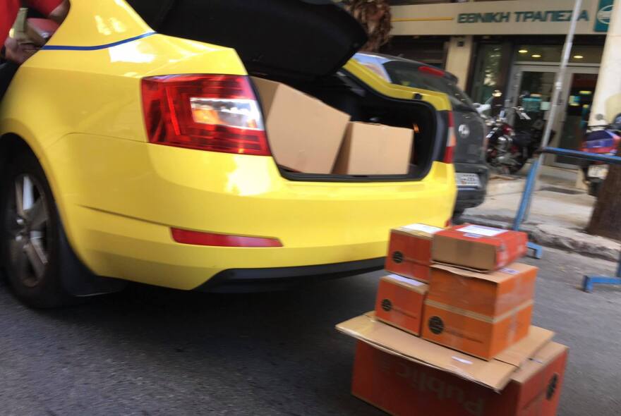 Παραγγελίες: Με ταξί τις στέλνουν οι μεγάλες αλυσίδες μετά το... βραχυκύκλωμα στις ταχυμεταφορές