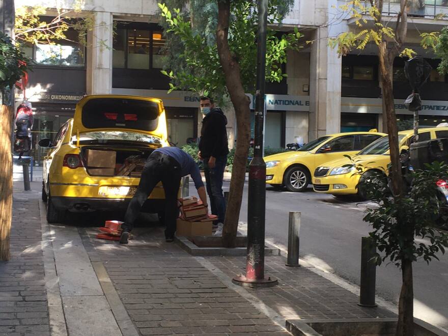 Παραγγελίες: Με ταξί τις στέλνουν οι μεγάλες αλυσίδες μετά το... βραχυκύκλωμα στις ταχυμεταφορές