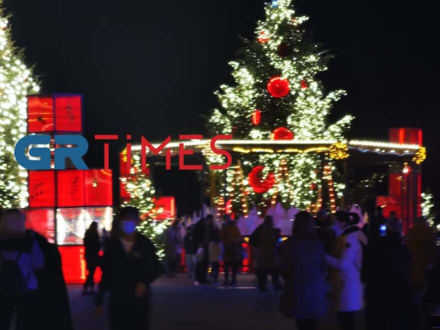 Θεσσαλονίκη: Φωτογράφισαν το χριστουγεννιάτικο δένδρο φορώντας μάσκες αλλά χωρίς αποστάσεις